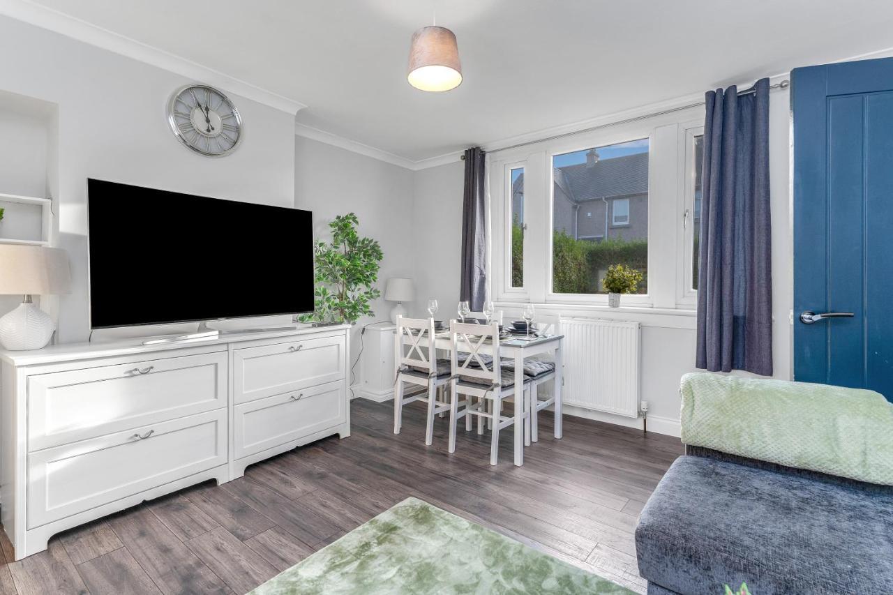 Modern & Spacious 2 Bedroom House - Free Parking - Front & Back Garden - Private Main Door Entrance Appartement EDI