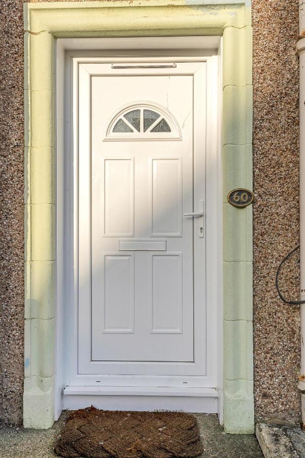 Modern & Spacious 2 Bedroom House - Free Parking - Front & Back Garden - Private Main Door Entrance Appartement *