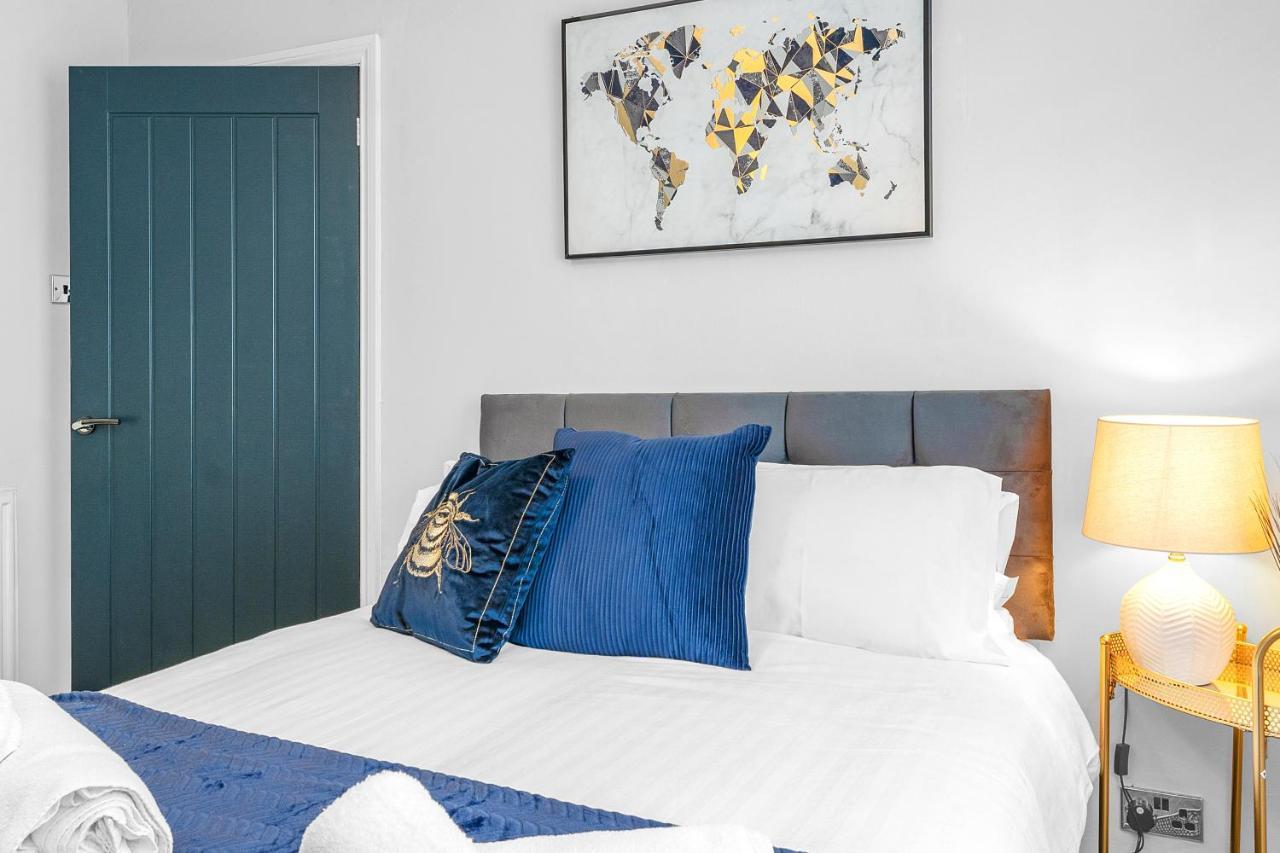 Appartement Modern & Spacious 2 Bedroom House - Free Parking - Front & Back Garden - Private Main Door Entrance *