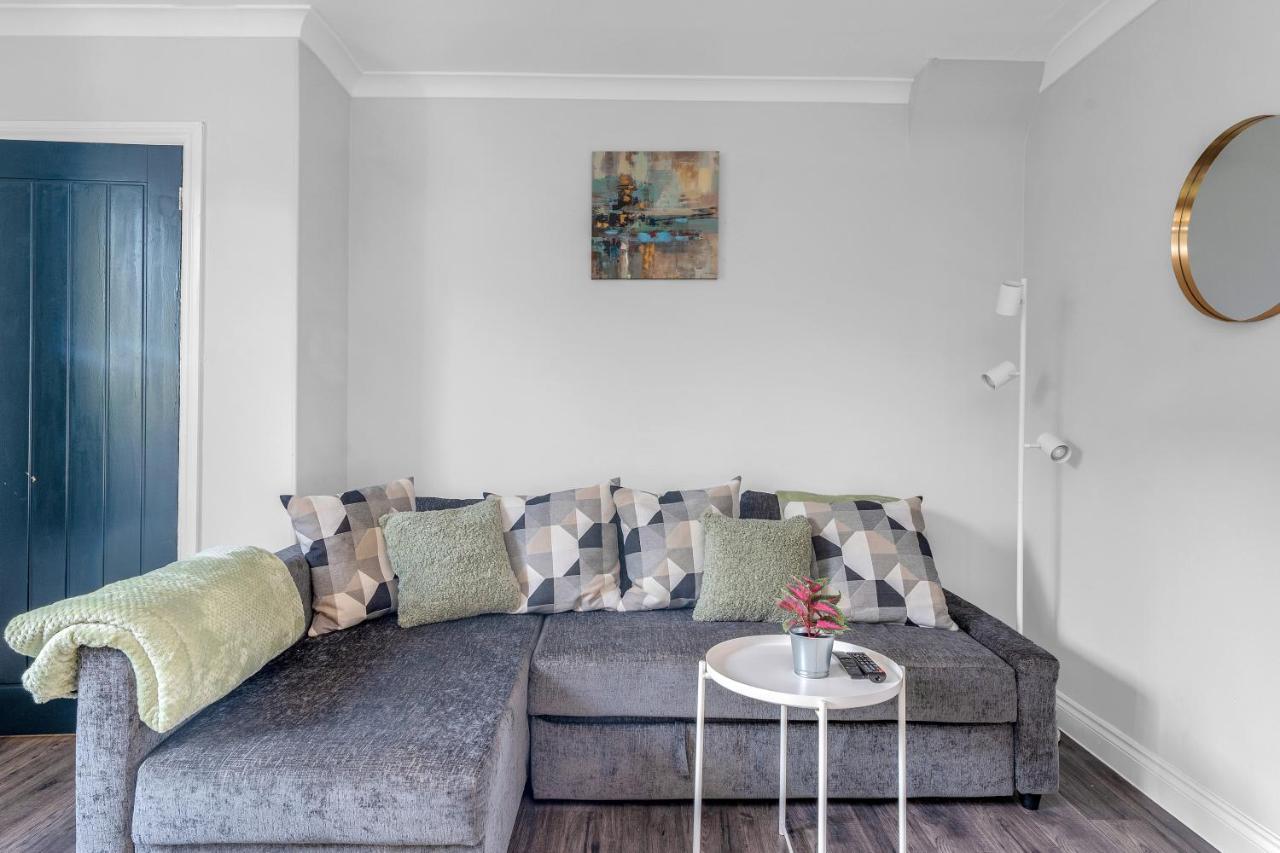 Modern & Spacious 2 Bedroom House - Free Parking - Front & Back Garden - Private Main Door Entrance Appartement